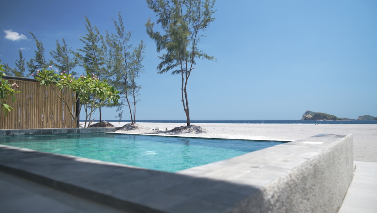 Private infinity pool with ocean view and island on the horizon